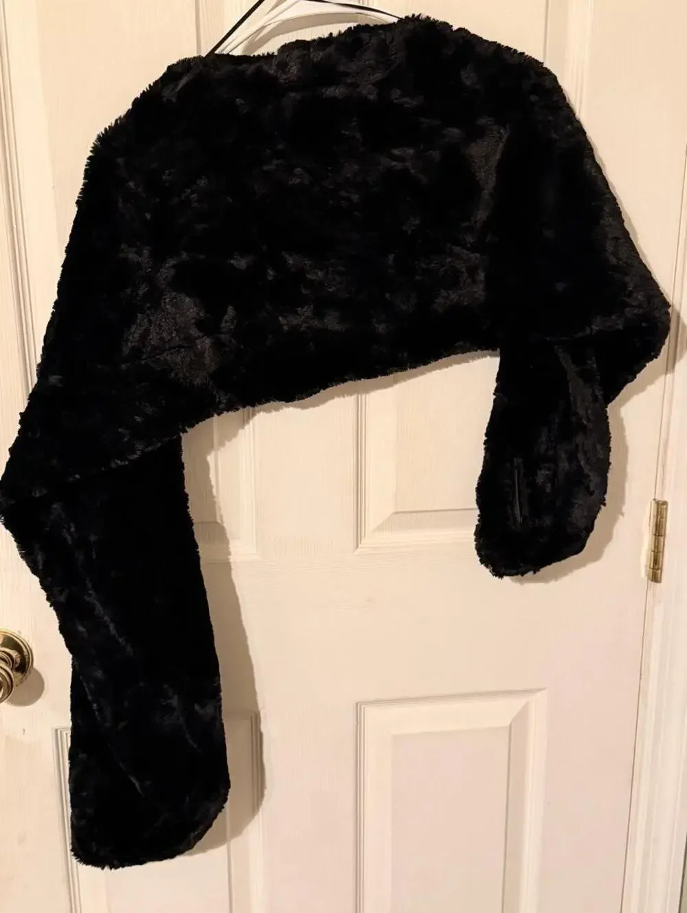 Ignite Evenings NWT Elegant Old Money Black Faux Fur Pull-Through Wrap Shawl